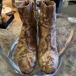 Chinese laundry snakeskin material round toe ankle boots size 8.5